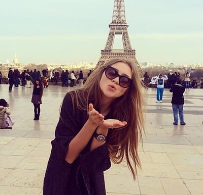 touriste avec lunette de soleil à Paris